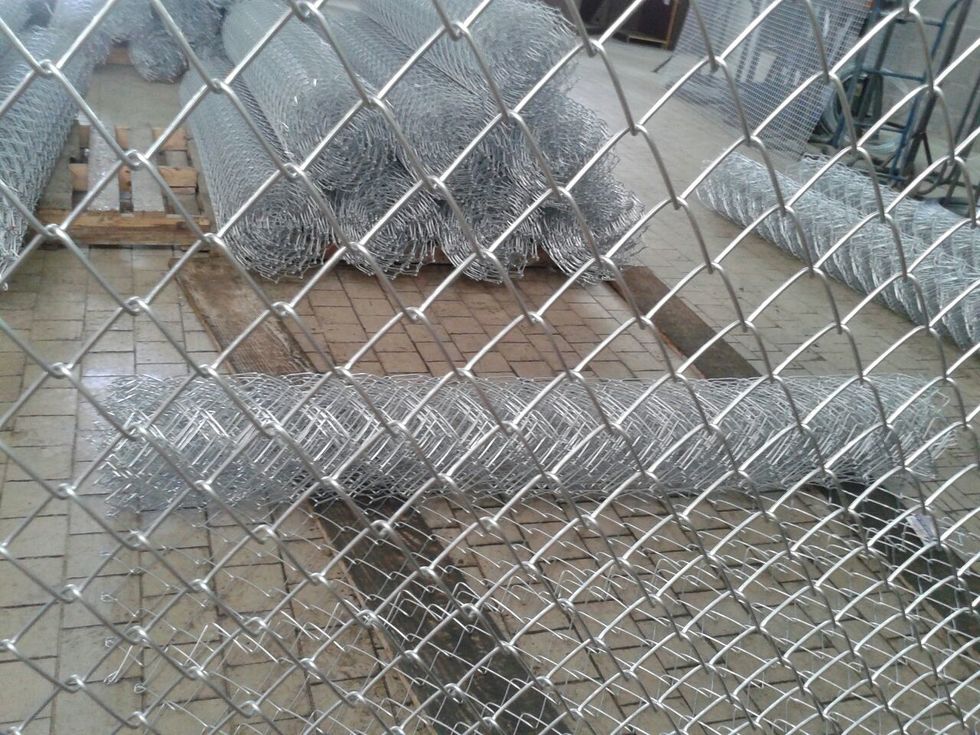 A imagem mostra um exemplo do uso da tela de alambrado fe aço galvanizado.