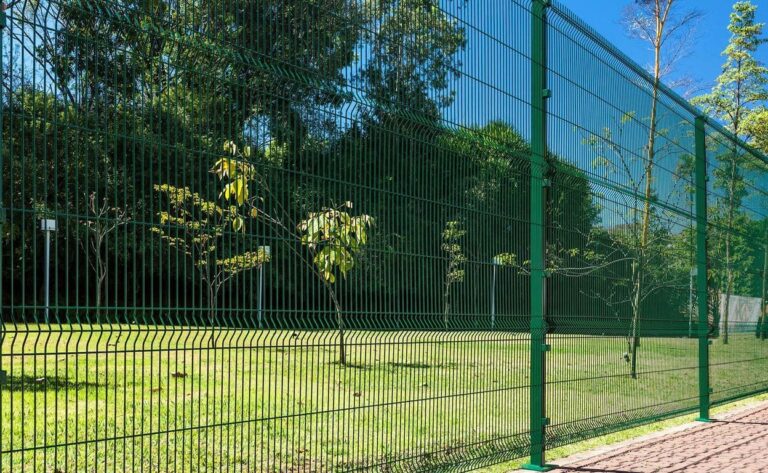 Imagem cercamento de área verde com gradil